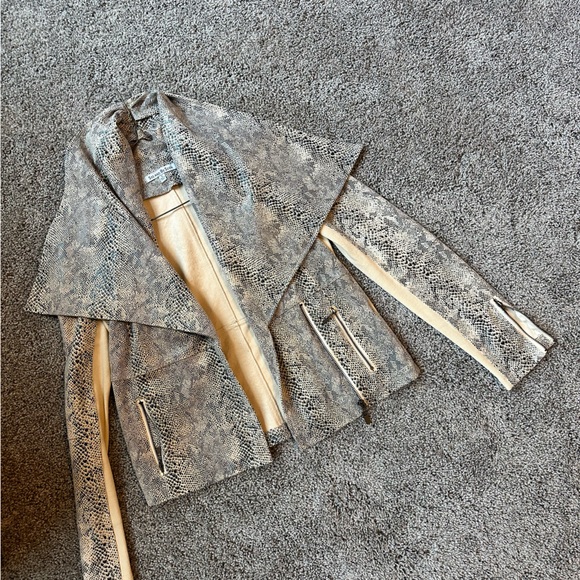 Trendy jacket, so many details! - Picture 6 of 11